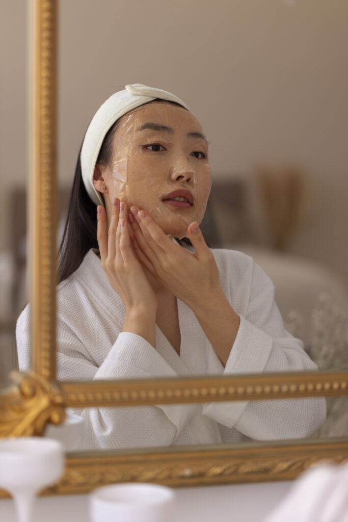 Chica con mascarilla cuidando su piel en la rutina facial