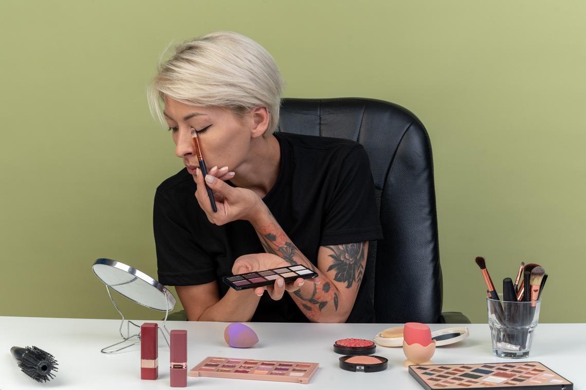 Cómo usar maquillaje para tapar tatuajes