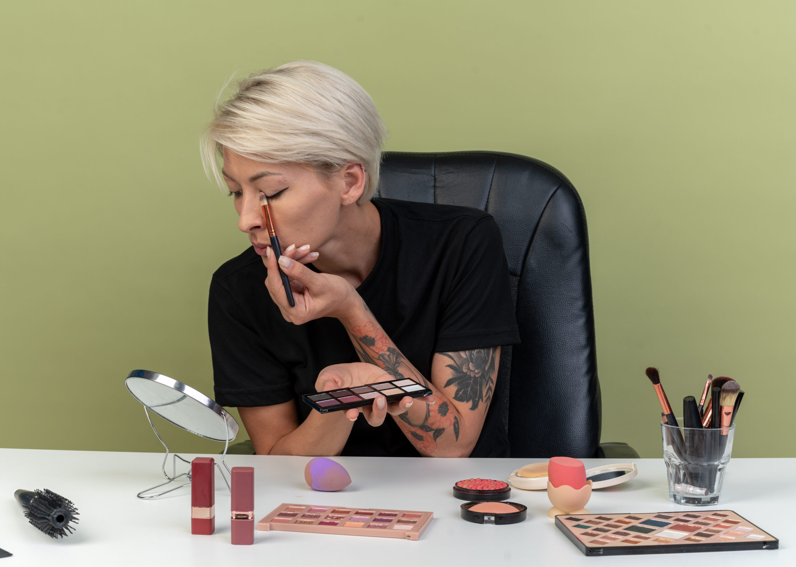 Cómo usar maquillaje para tapar tatuajes